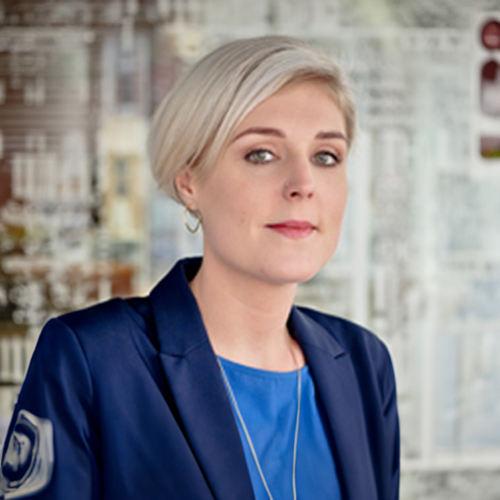 Karolina Jakubowska, kierownik Biura Uniwersytetu Otwartego, zdjęcie portretowe